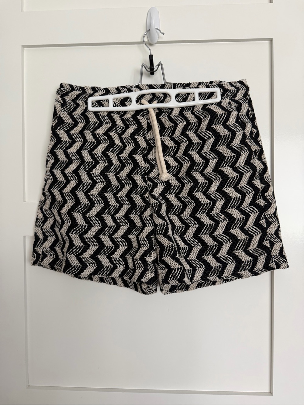 High-Rise Zigzag Knit Shorts - Black & Cream